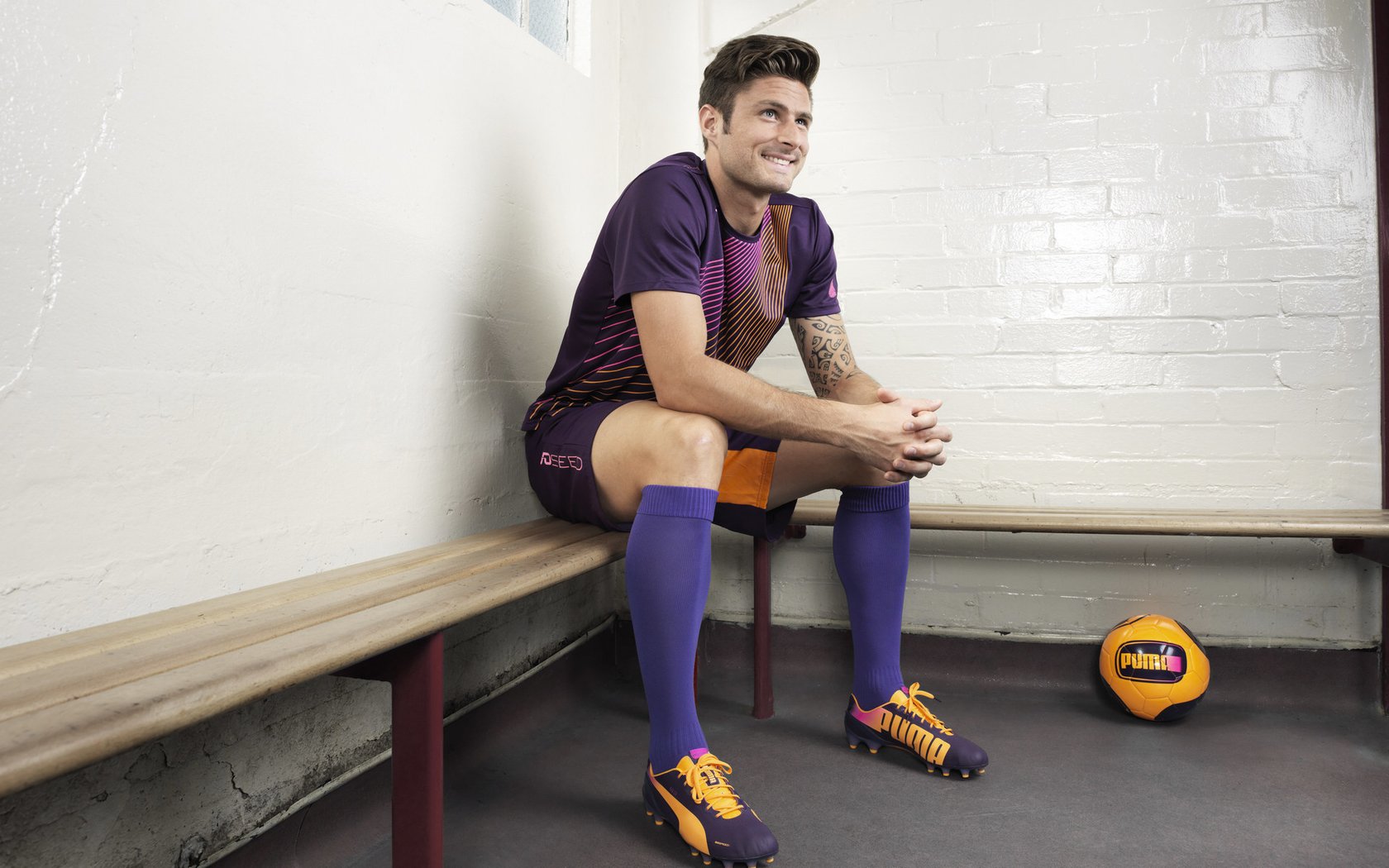 -红军在冬窗签下替补门将，增强替补席实力，红军冬季军服