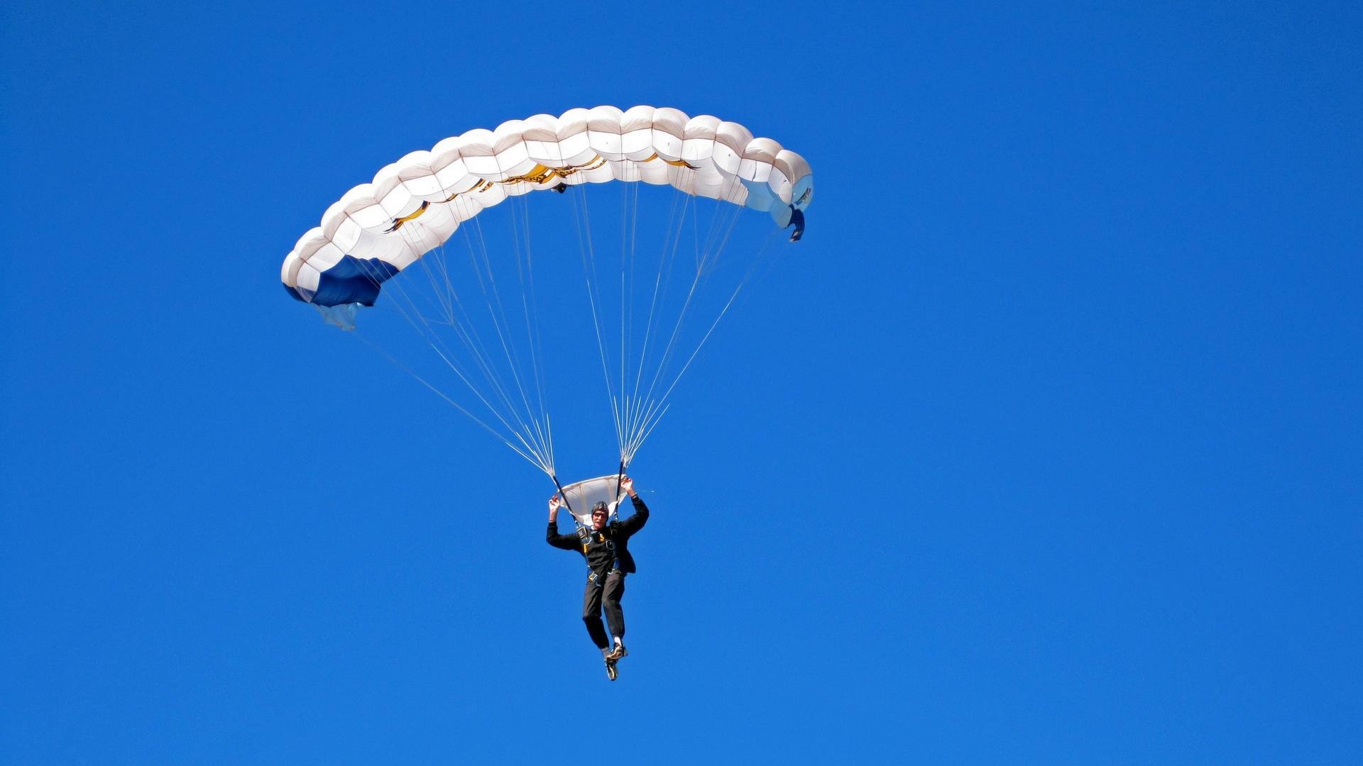 -老鹰客场战胜魔术，年轻球员表现抢眼，老鹰对魔术